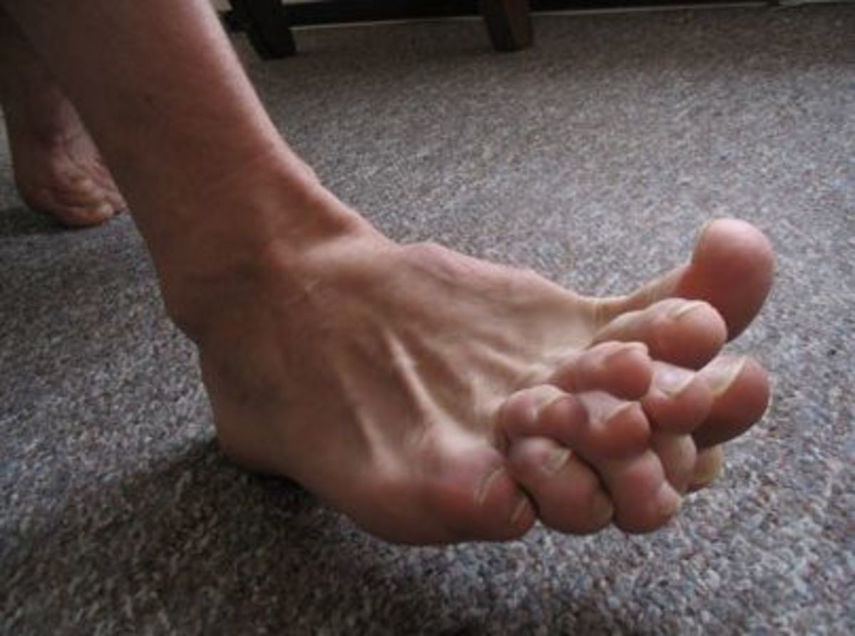 Скрестить пальцы на ногах и руках